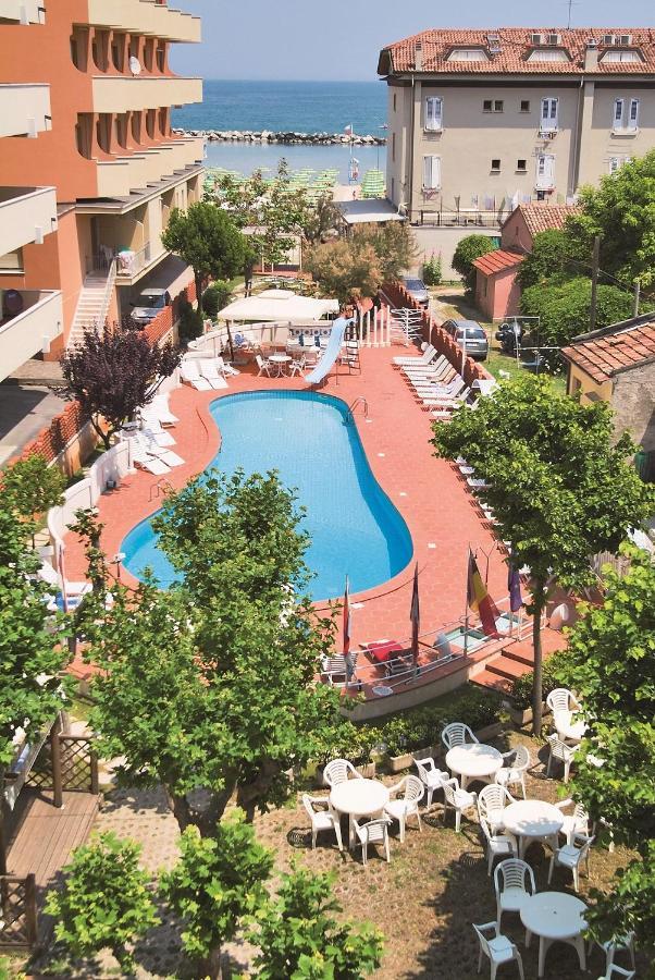 Hotel Rosalba - Valentini Family Village 벨레지아아지마리나 외부 사진