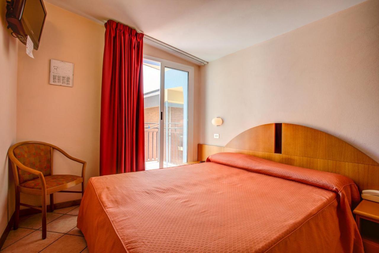 Hotel Rosalba - Valentini Family Village 벨레지아아지마리나 외부 사진