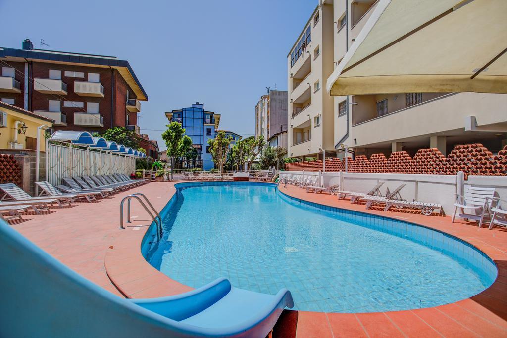 Hotel Rosalba - Valentini Family Village 벨레지아아지마리나 외부 사진